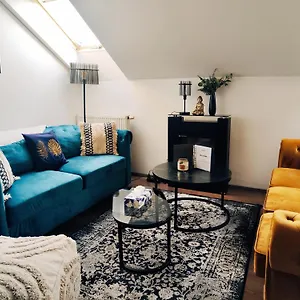 Spacious Flat & Parking Possibility, 3 Stops To Wenceslav Square Apartment
